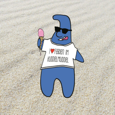 Kuddel mit T-Shirt und Eis am Strand
