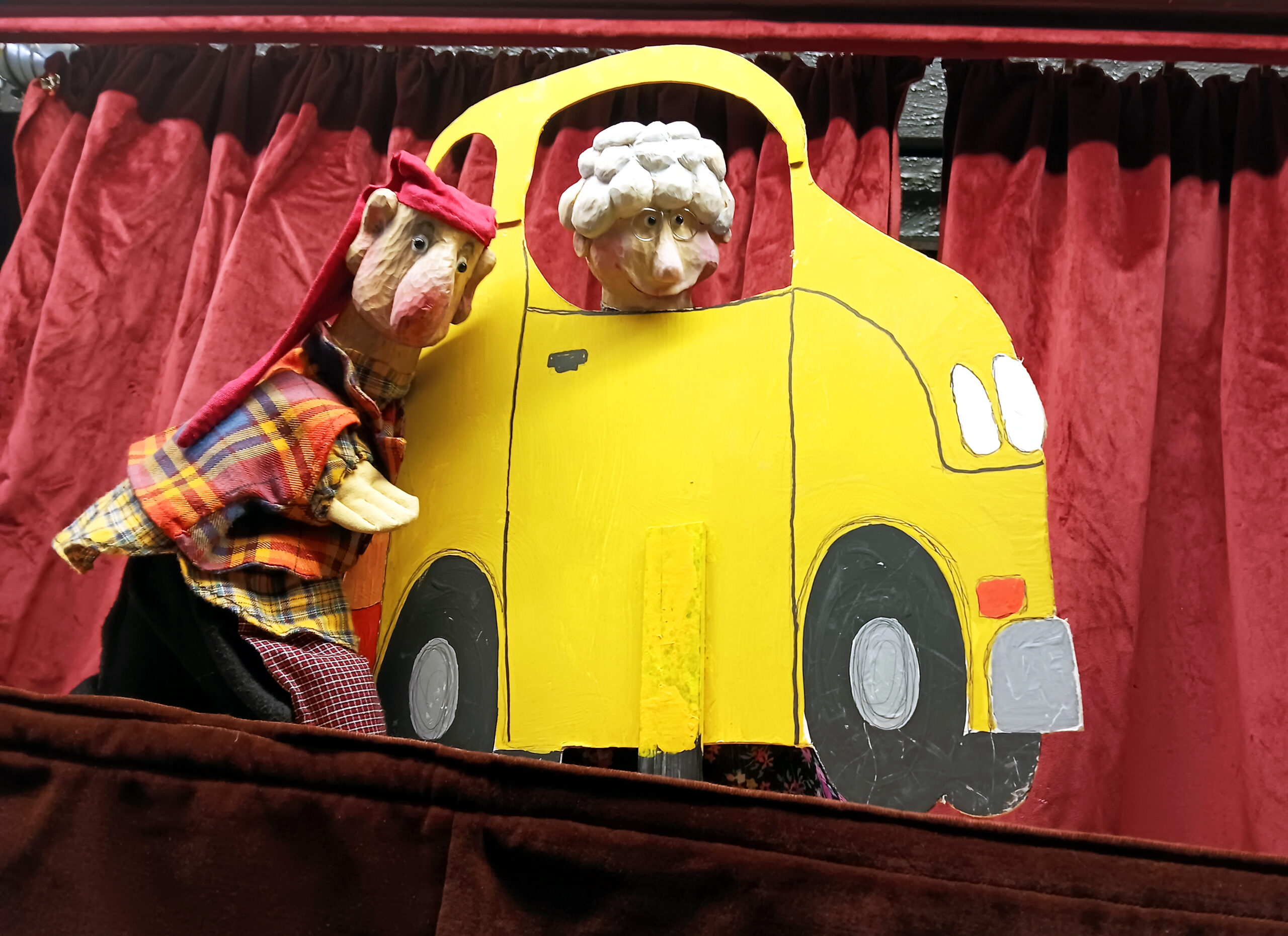 Kasperl&Oma im Auto bearbeitet (c) Tröbinger